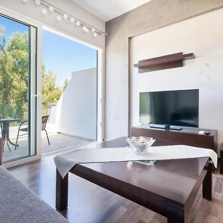 Aristos Garden דירה *